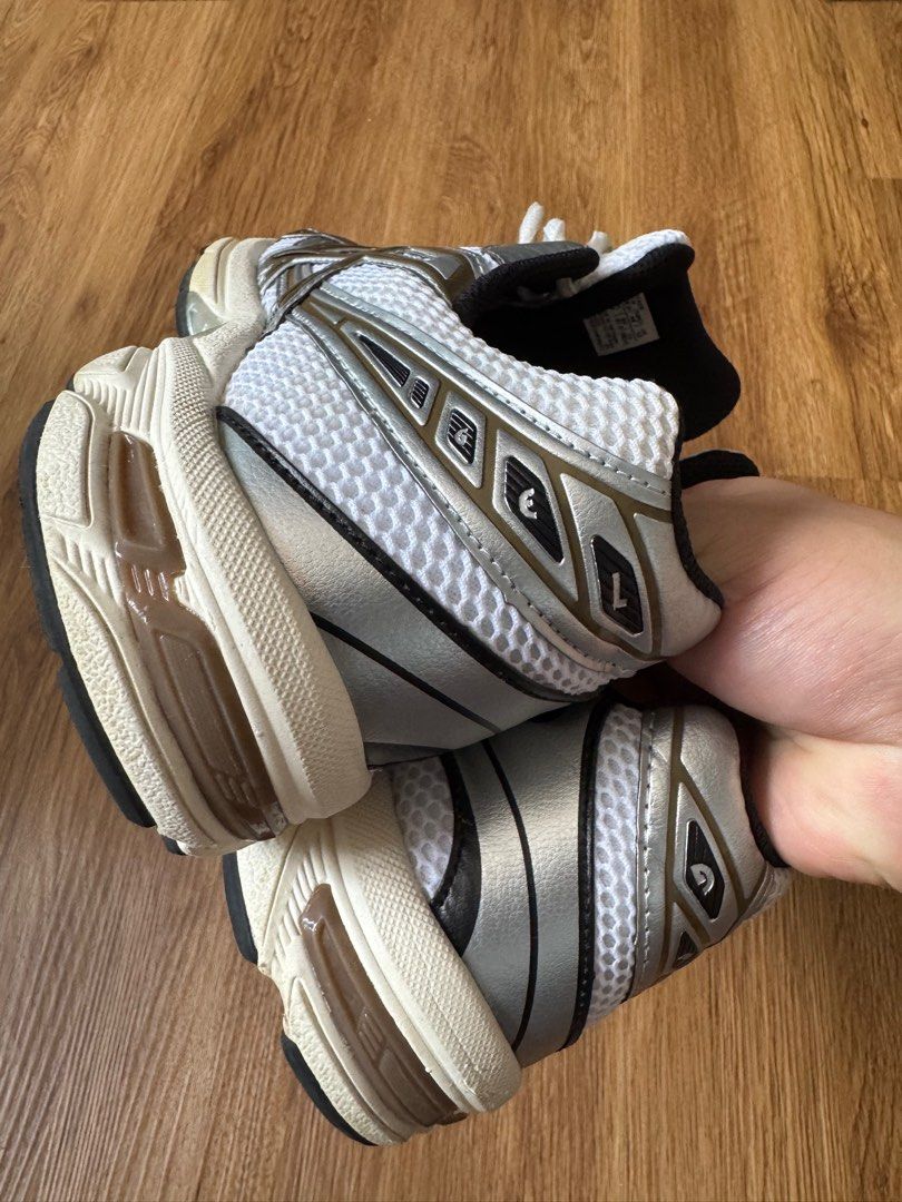 ASICS Gel-1130 (Category: Sneakers) located in Singapore. Submitted by messmessymore (Listing ID 1343948411, Image 2). Description: .