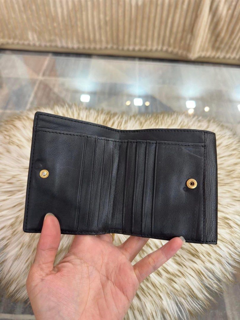 Authentic Tory Burch Small Wallet (Category: Luxury Bags & Wallets) located in Quezon City. Submitted by jhaediah (Listing ID 1344056528, Image 3). Description: - Authentic 💯 - Tory Burch small wallet - Genuine leather .