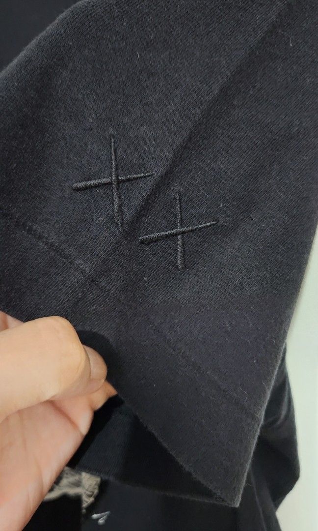Authentic Uniqlo Kaws Shirt - Size Medium (Category: Activewear) located in Caloocan City. Submitted by jheguadalupe (Listing ID 1343933209, Image 2). Description: Authentic Uniqlo Kaws Shirt - Size Medium 19.5x26.5 9.5/10 Color Rate Payment through PS Bank or GCash Lalamove, Grab, Delivery JNT or LBC COP Shipping Location: North Caloocan.