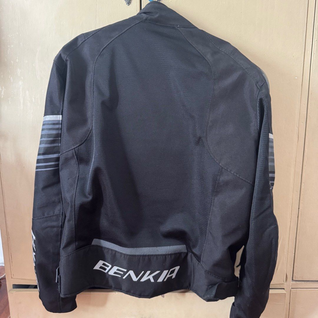 Benkia JW592 (Category: Coats, Jackets and Outerwear) located in Angono. Submitted by kevindalee (Listing ID 1343913820, Image 2). Description: Benkia JW592 Riding Mesh Jacket Size US: 2XL EU: 52 All Padded ₱2,999 Issue: may konting himolmol sa zipper 3rd picture.