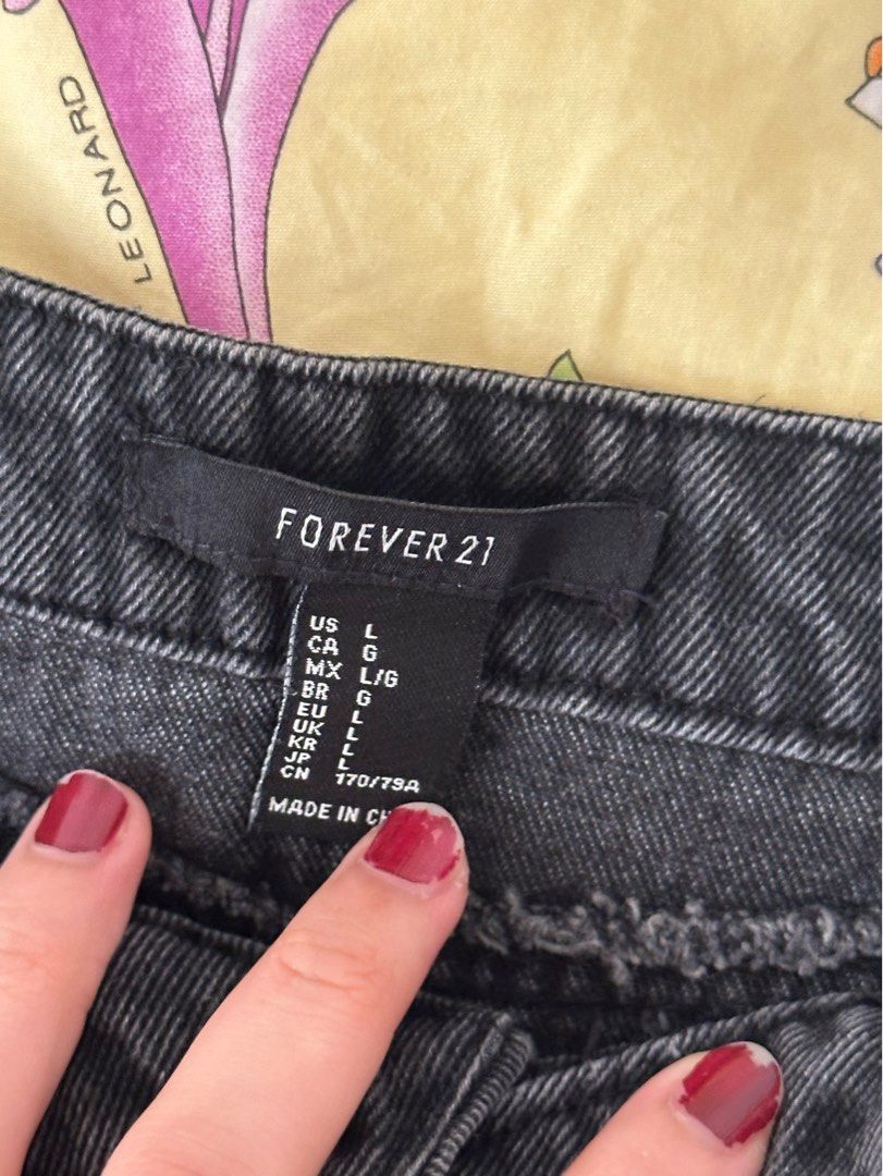 black forever 21 denim mini skirt (Category: Skirts) located in Quezon City. Submitted by moocho (Listing ID 1343957563, Image 3). Description: Dimes on photos.
