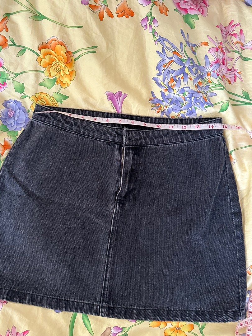 black forever 21 denim mini skirt (Category: Skirts) located in Quezon City. Submitted by moocho (Listing ID 1343957563, Image 2). Description: Dimes on photos.