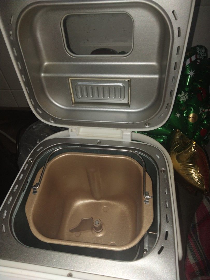 Bread maker (Category: Breadmakers) located in Singapore. Submitted by mfxkydithcluc (Listing ID 1343987472, Image 2). Description: Breadmaker Used once or twice Don't have box Works well Pickup at any area tht is close to jurong or in jurong area.