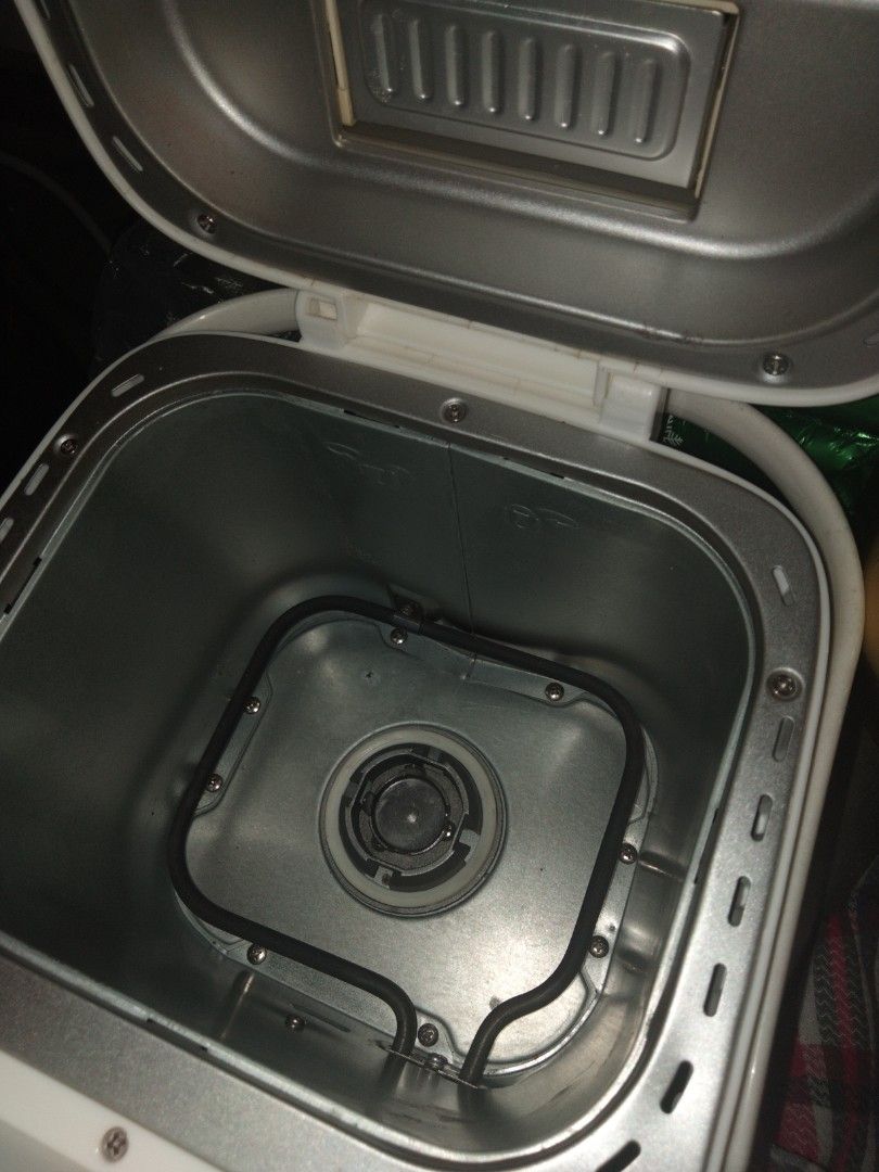 Bread maker (Category: Breadmakers) located in Singapore. Submitted by mfxkydithcluc (Listing ID 1343987472, Image 3). Description: Breadmaker Used once or twice Don't have box Works well Pickup at any area tht is close to jurong or in jurong area.