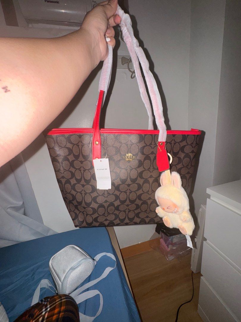 Coach zip tote (Category: Shoulder Bags) located in Rodriguez. Submitted by maerissemin (Listing ID 1344041220, Image 2). Description: Got this as a gift, no idea if its og .