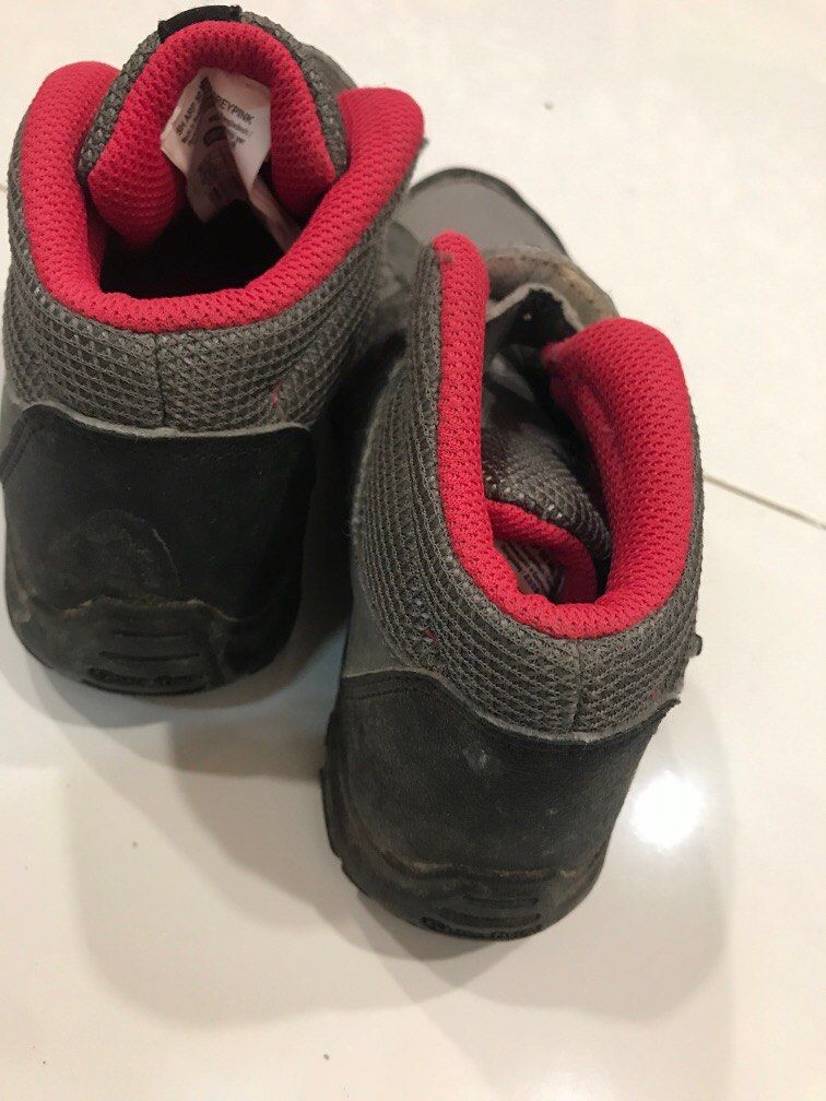 Decathlon hiking shoes (Category: Bedding & Towels) located in Antipolo. Submitted by puzzleaddict (Listing ID 1343971175, Image 2). Description: Size in the pic used 1x in pulag.