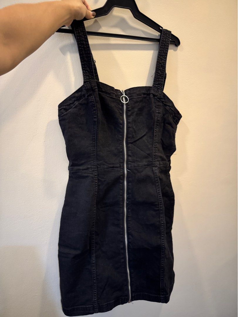 H&M zip-up jumper dress (Category: Dresses) located in Manila. Submitted by nikkimore (Listing ID 1344024234, Image 1). Description: Black denim looking material Jumper-style Full zip-up Rfs: decluttering.