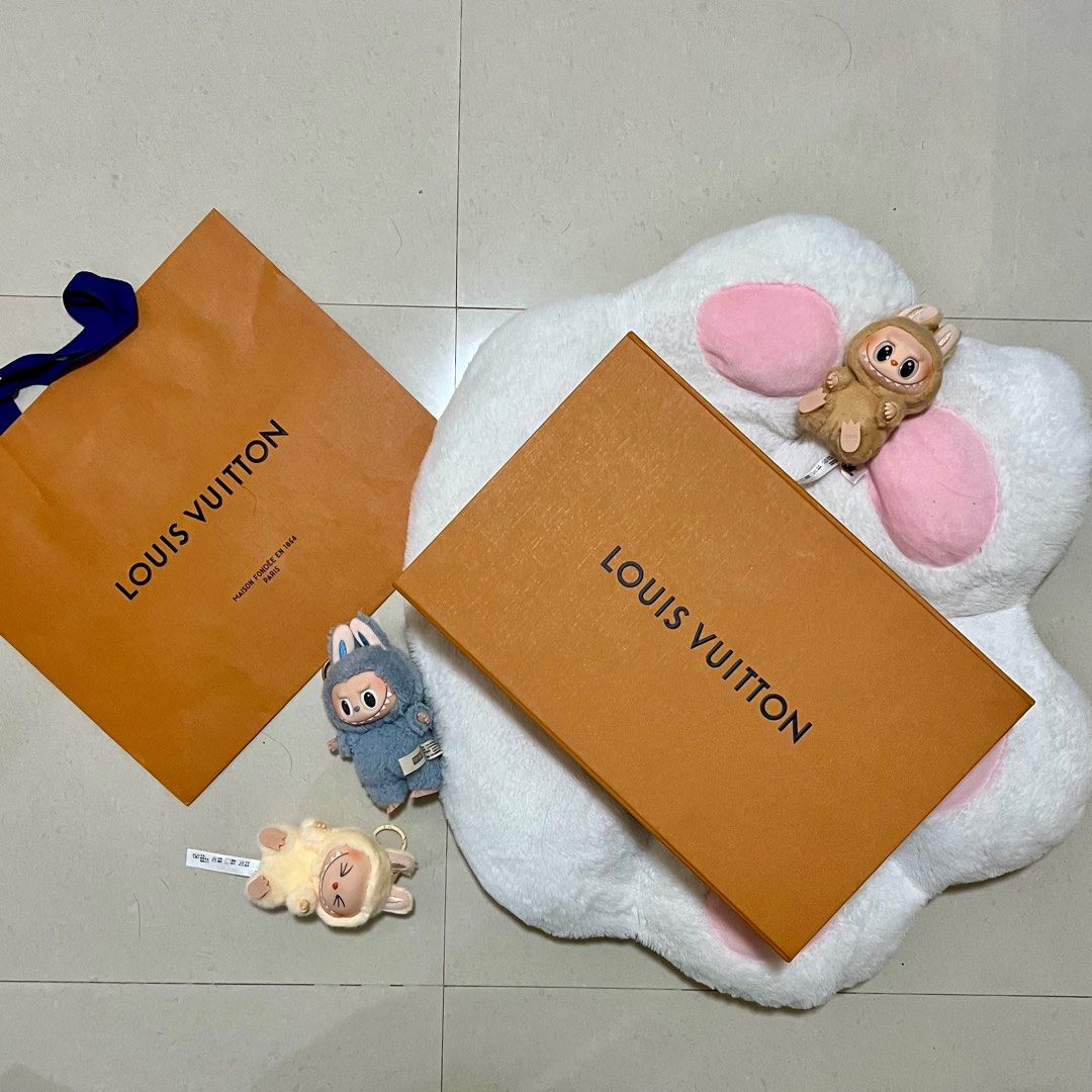 LV ( Louis Vuitton box ) Authentic (Category: Luxury Bags & Wallets) located in Manila. Submitted by actd_luxury (Listing ID 1343970774, Image 1). Description: .
