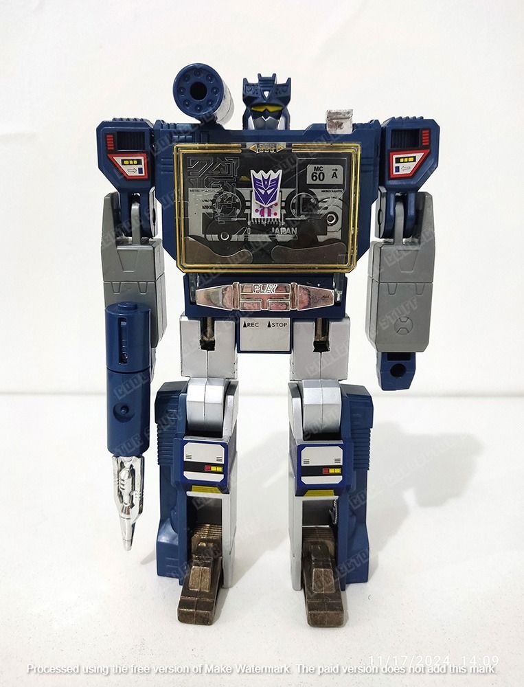 Soundwave - Transformers G1 Commemorative Series (Category: Vintage Collectibles) located in Paranaque City. Submitted by coolcollectorstuff (Listing ID 1344045002, Image 2). Description: Transformers: Generation One Commemorative Series Soundwave Php 4,000 - Excellent condition, complete accessories, comes with box - Released in early 2007 as a Toys R Us exclusive, now RARE - An exact replica of the original TF G1 Soundwave released between 1985
