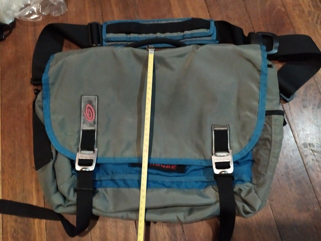 Timbuk2 command messenger laptop bag (Category: Sling Bags) located in Manila. Submitted by code6 (Listing ID 1344001771, Image 1). Description: decluttering slight creases on the lining.