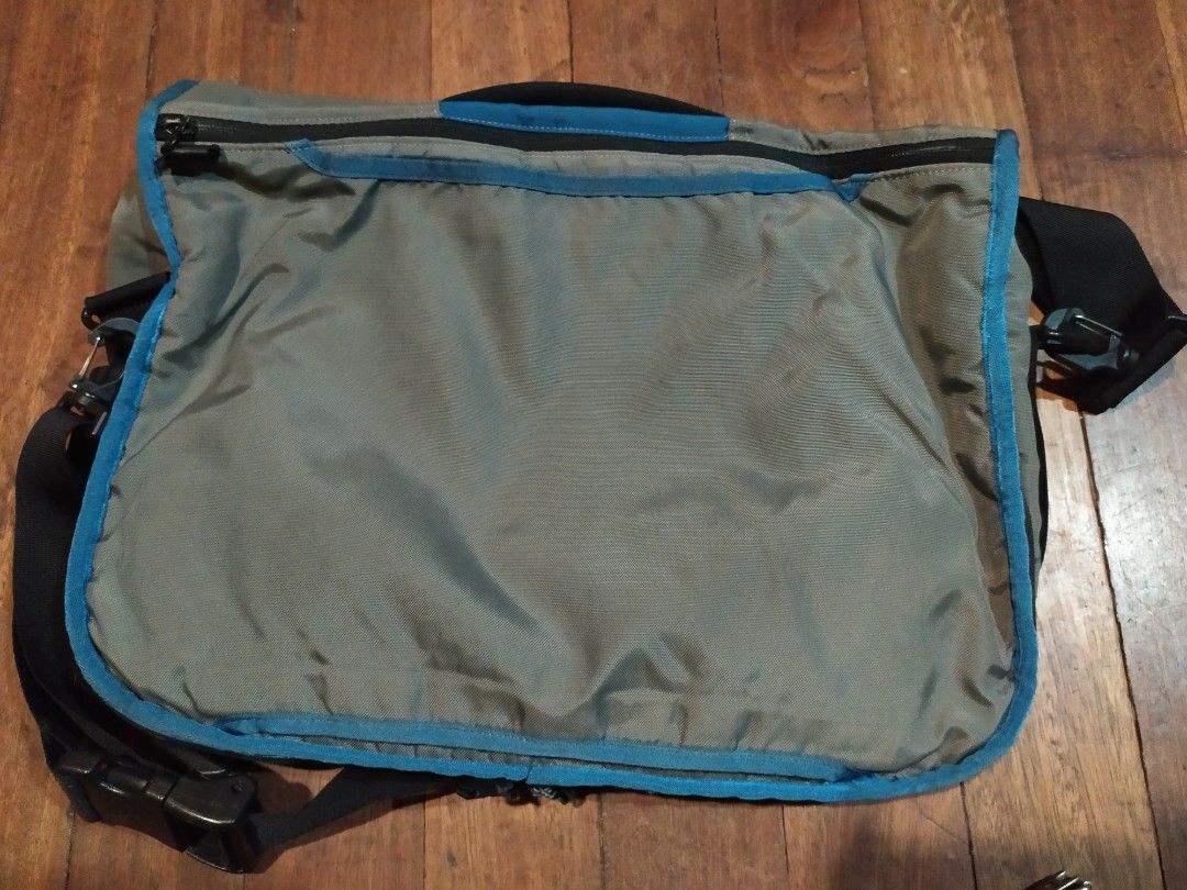 Timbuk2 command messenger laptop bag (Category: Sling Bags) located in Manila. Submitted by code6 (Listing ID 1344001771, Image 3). Description: decluttering slight creases on the lining.