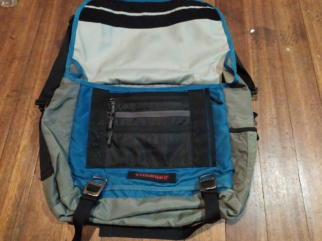 Timbuk2 command messenger laptop bag (Category: Sling Bags) located in Manila. Submitted by code6 (Listing ID 1344001771, Image 2). Description: decluttering slight creases on the lining.