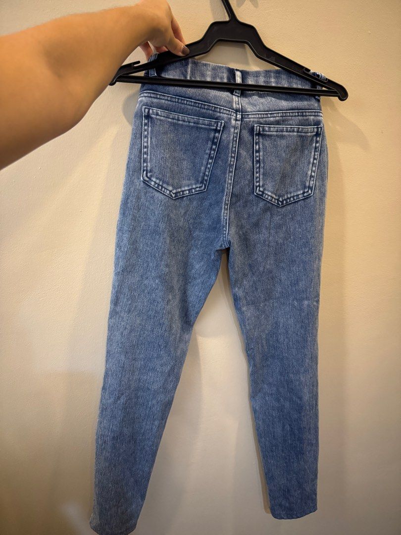 Uniqlo jeggings (Category: Jeans) located in Manila. Submitted by nikkimore (Listing ID 1343960005, Image 2). Description: Uniqlo stretch jeans Worn once or twice Rfs: fit was too tight on me.