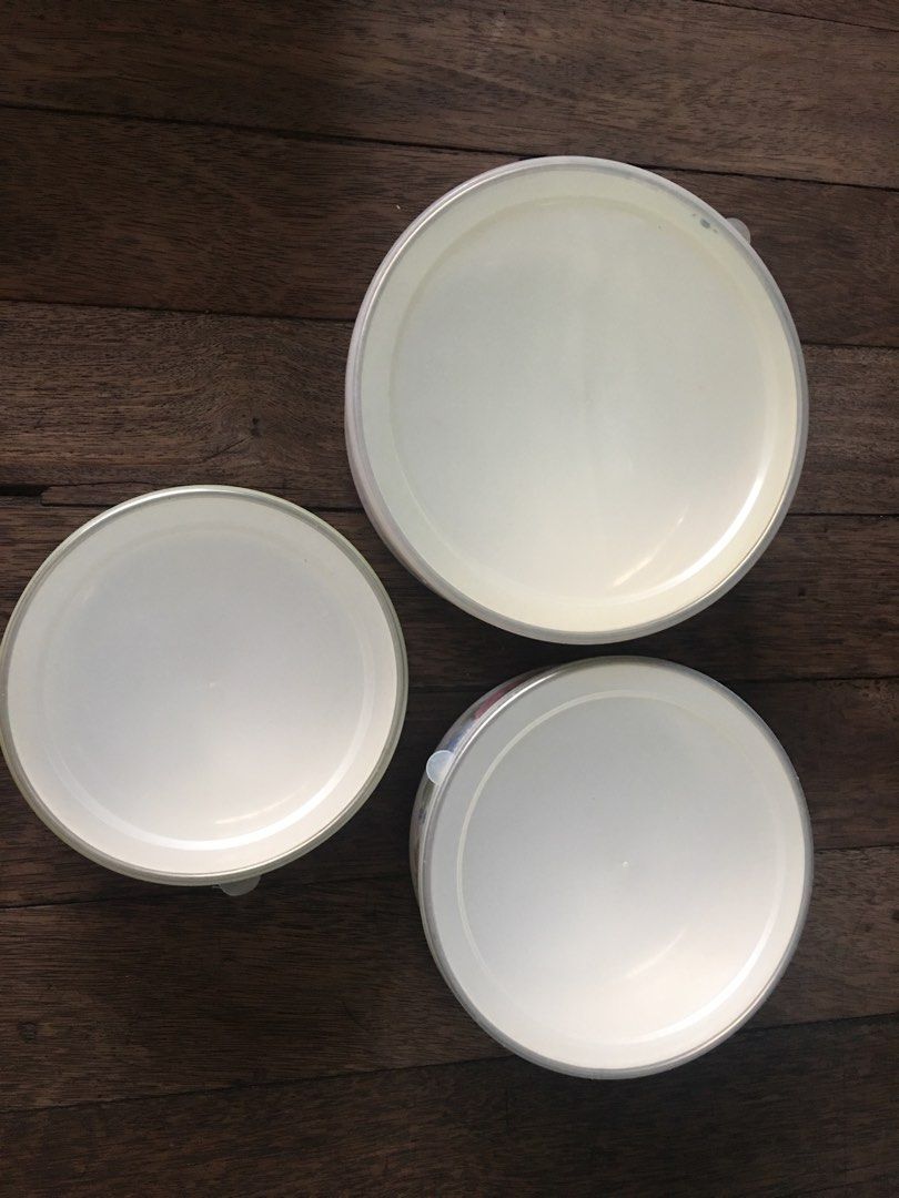 3 pcs Enamel Storage Bowl Set (Category: Food Organization & Storage) located in San Juan City. Submitted by dquad.dquad (Listing ID 1344163238, Image 2). Description: 3 pcs Enamel Storage Bowl Set 14cm, 16cm, 18cm Brand New. Issue: One bowl has a small chip inside due to storage. Php 200.00 Location: Near Scout Area. Bgy Roxas, Quezon City .