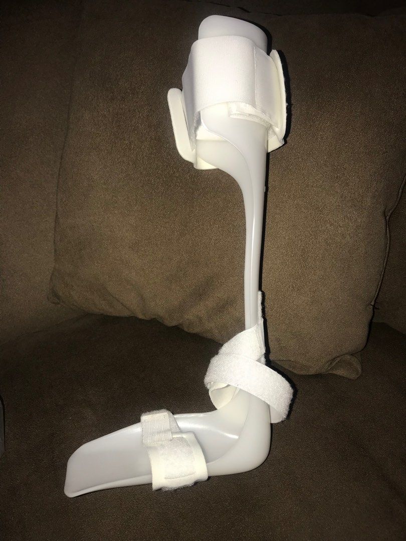 Medium Left Leg Ankle Foot Orthosis Brace Support (Category: Braces, Support & Protection) located in Makati City. Submitted by laineycops (Listing ID 1344217602, Image 3). Description: bought for 2500php at a physical store on mid Nov ‘24 used twice only ㅡ less than 2-3hrs rfs: needed a diff boot for recovery selling as is. see photos before inquiring. can ship right away via sdd if need be. see about on profile x.