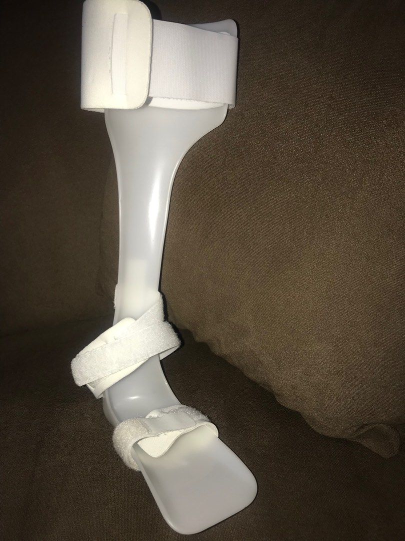 Medium Left Leg Ankle Foot Orthosis Brace Support (Category: Braces, Support & Protection) located in Makati City. Submitted by laineycops (Listing ID 1344217602, Image 2). Description: bought for 2500php at a physical store on mid Nov ‘24 used twice only ㅡ less than 2-3hrs rfs: needed a diff boot for recovery selling as is. see photos before inquiring. can ship right away via sdd if need be. see about on profile x.