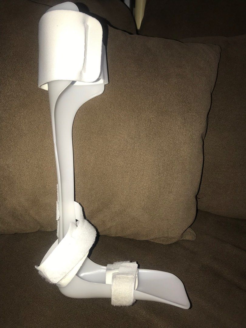 Medium Left Leg Ankle Foot Orthosis Brace Support (Category: Braces, Support & Protection) located in Makati City. Submitted by laineycops (Listing ID 1344217602, Image 1). Description: bought for 2500php at a physical store on mid Nov ‘24 used twice only ㅡ less than 2-3hrs rfs: needed a diff boot for recovery selling as is. see photos before inquiring. can ship right away via sdd if need be. see about on profile x.