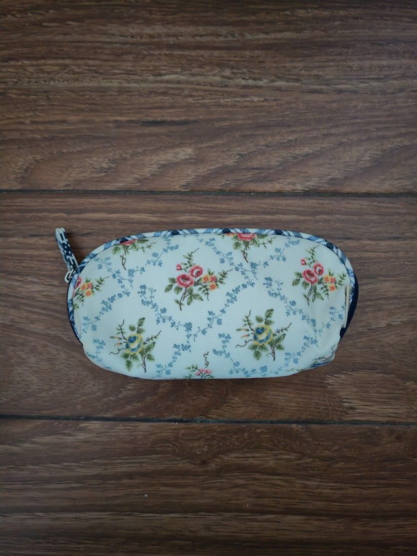 Assorted coin purse Laura Ashley (Category: Purses & Pouches) located in Davao. Submitted by athenaprelovedph (Listing ID 1344064334, Image 1). Description: 80 and 90 pesos each all from Japan.
