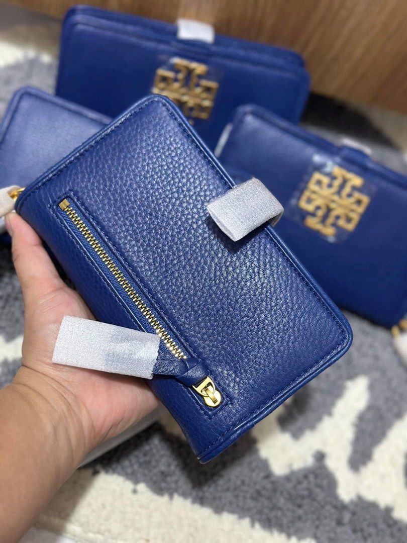 Authentic Tory Burch Phone Wallet (Category: Luxury Bags & Wallets) located in Quezon City. Submitted by jhaediah (Listing ID 1344064028, Image 2). Description: selling low original Brand new .