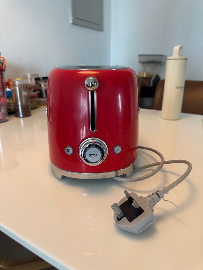 Bread Toaster (Category: Ovens & Toasters) located in Singapore. Submitted by luxxgateaway (Listing ID 1344071532, Image 2). Description: lightly used .