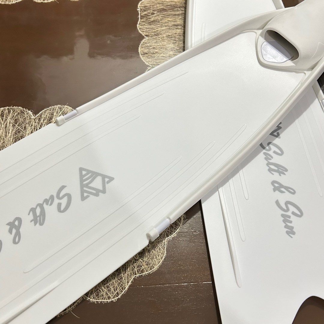 long diving fins pearl white (Category: Water Sports) located in Cavite. Submitted by _schmyla (Listing ID 1339224334, Image 3). Description: w mesh bag size: 36-38.