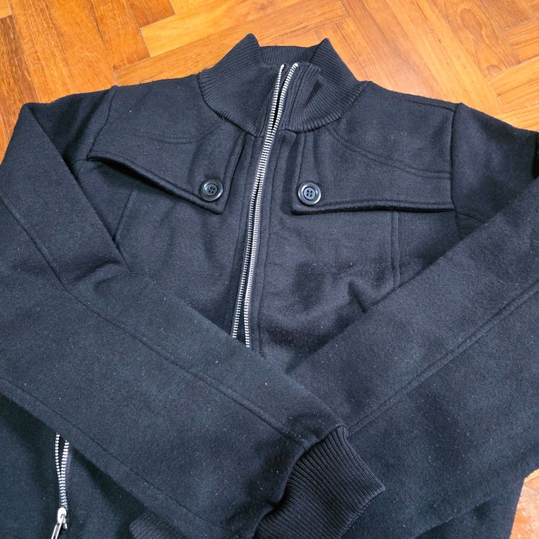 Jacket (Category: Coats, Jackets and Outerwear) located in Singapore. Submitted by prettyelyze (Listing ID 1344154075, Image 4). Description: Black jacket $8.