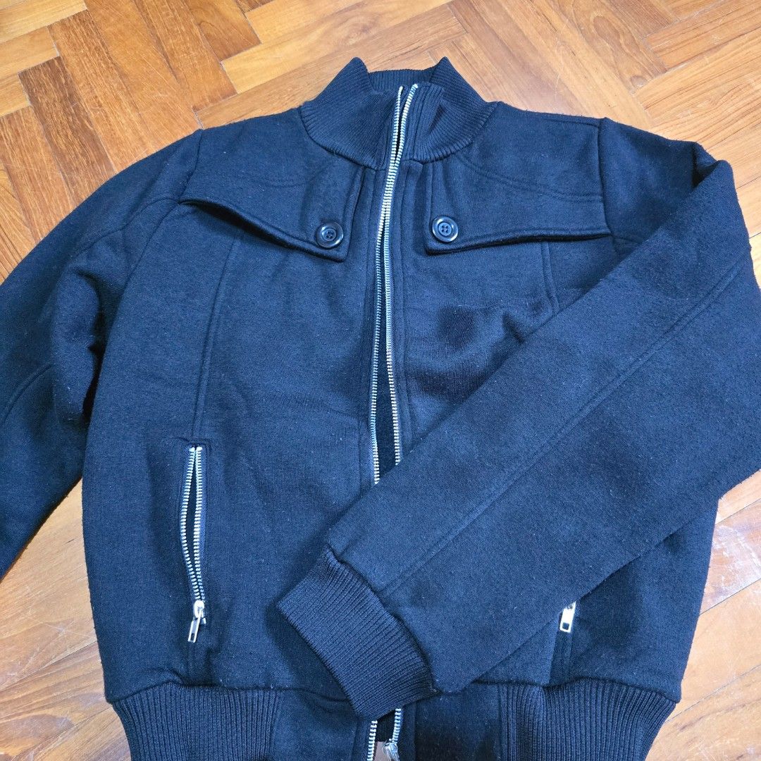 Jacket (Category: Coats, Jackets and Outerwear) located in Singapore. Submitted by prettyelyze (Listing ID 1344154075, Image 3). Description: Black jacket $8.