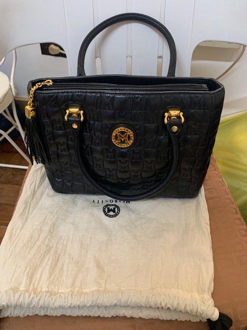 Original Metrocity top-handle Quilted bag (Category: Luxury Bags & Wallets) located in Angeles City. Submitted by MTstuffs (Listing ID 1344103471, Image 2). Description: Original With dustbag Please see last picture for the issue.