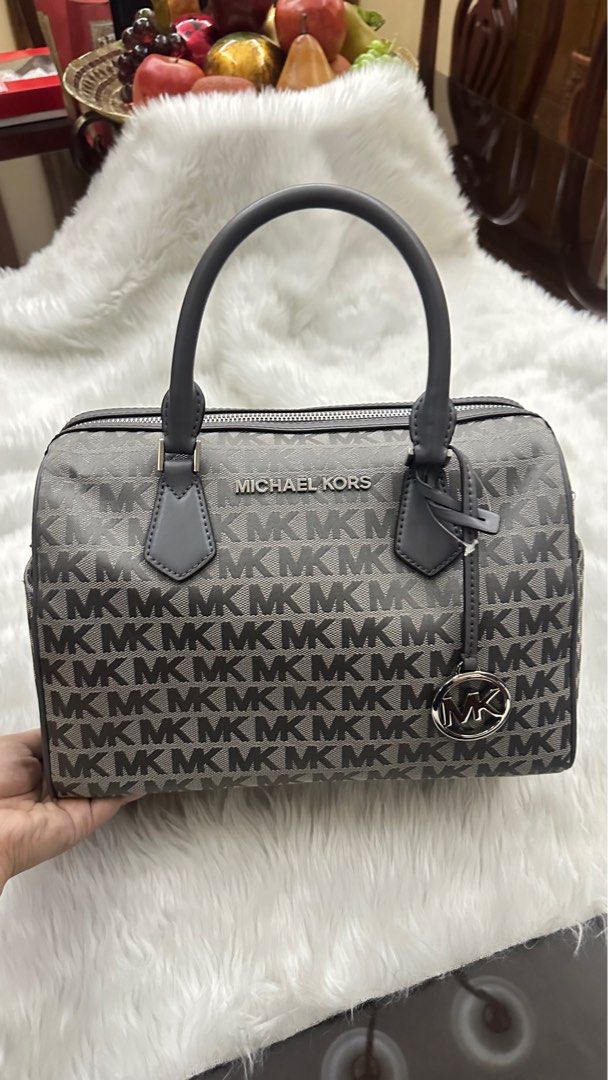 Michael Kors Doctor’s Bag (Category: Luxury Bags & Wallets) located in Manila. Submitted by paaaaaj (Listing ID 1344158001, Image 2). Description: Brand new, never been used Michael Kors handbag No box/paperbag/dustbag Slightly negotiable. Message me for your offer. .