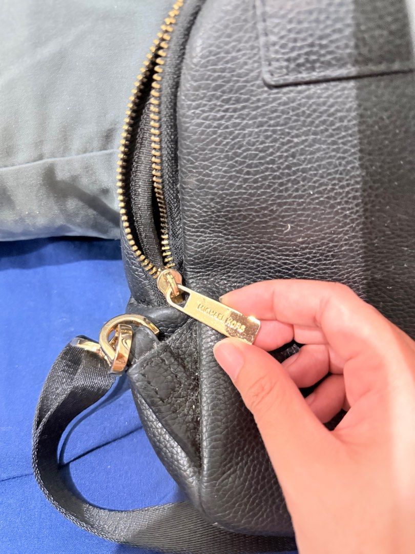 Michael Kors Small Erin Bag Convertible (Category: Luxury Bags & Wallets) located in Quezon City. Submitted by ubyanne22 (Listing ID 1344109221, Image 2). Description: Preloved Michael KorS Small Backpack Erin Bag In good condition.