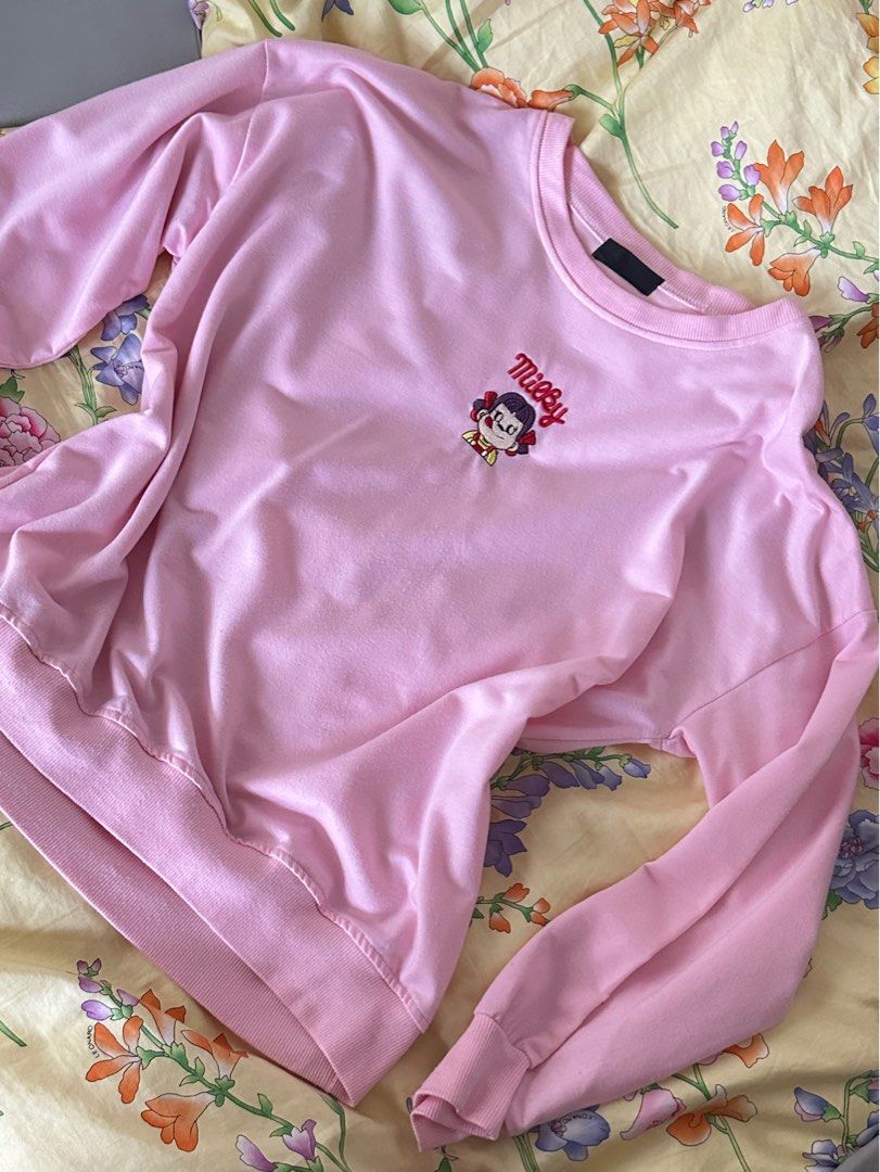 milky pink sweater longsleeve sweatshirt (Category: Longsleeves) located in Quezon City. Submitted by moocho (Listing ID 1344076048, Image 1). Description: bought from japan.