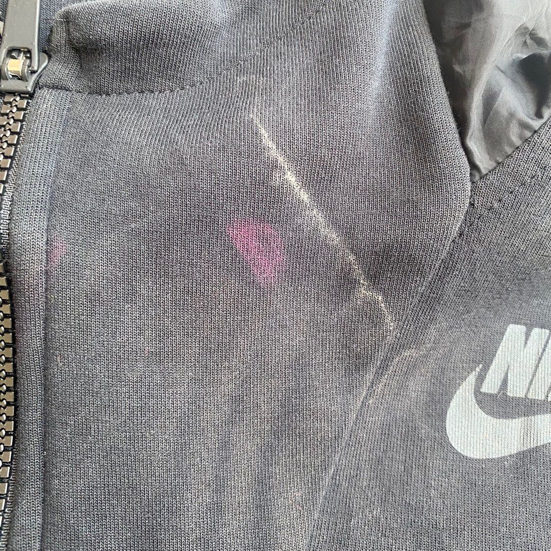 niketech (Category: Coats, Jackets and Outerwear) located in Batu Pahat. Submitted by mhdtrqzfri (Listing ID 1344098337, Image 3). Description: kotor tu bole cuci ada purple stain P: 21 L: 26 Cond: 7/10.