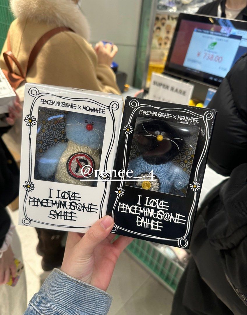 peaceminusone x monamhee GD聯名吊飾一組售, 書籍、休閒與玩具