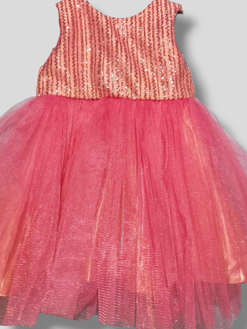 Pink party dress for 1 -2 (Category: Babies & Kids Fashion) located in Quezon City. Submitted by hypebeshph (Listing ID 1344166849, Image 1). Description: Fits 12months-24months.
