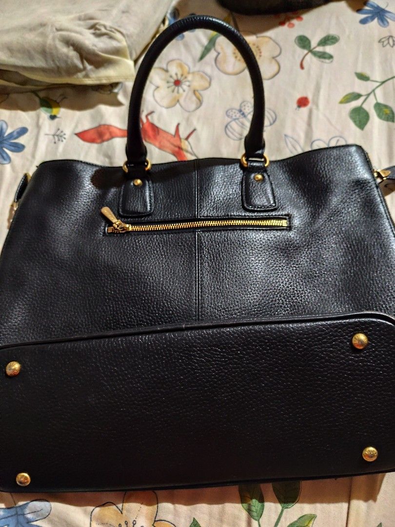 Sisley large tote bag (Category: Shoulder Bags) located in Makati City. Submitted by call_me_biggy (Listing ID 1344183222, Image 3). Description: in good condition with minor rubs as sign of use.