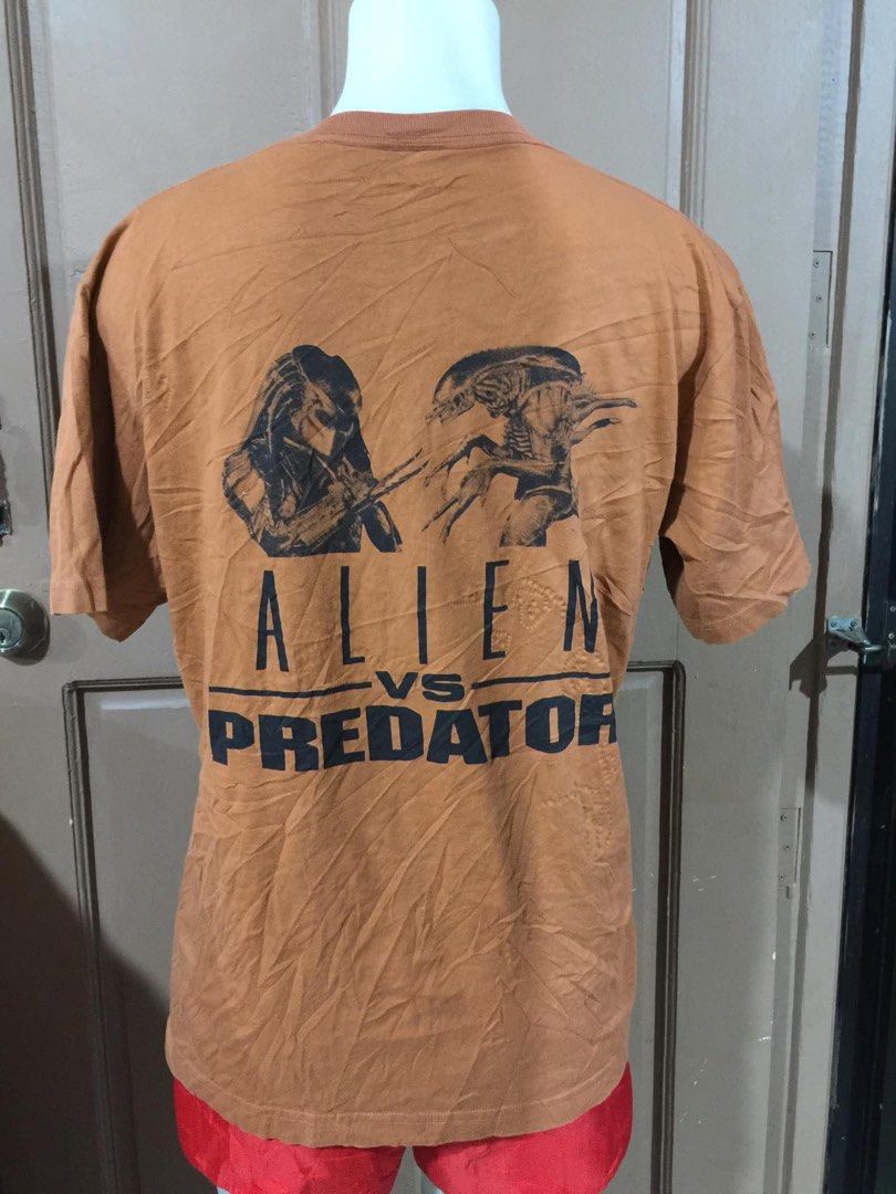 Uniqlo Alien Vs Predator Shirt (Category: Tshirts & Polo Shirts ) located in Rodriguez. Submitted by lysf_oshop (Listing ID 1344235423, Image 3). Description: Dimes: L-26 inches W-22 inches.