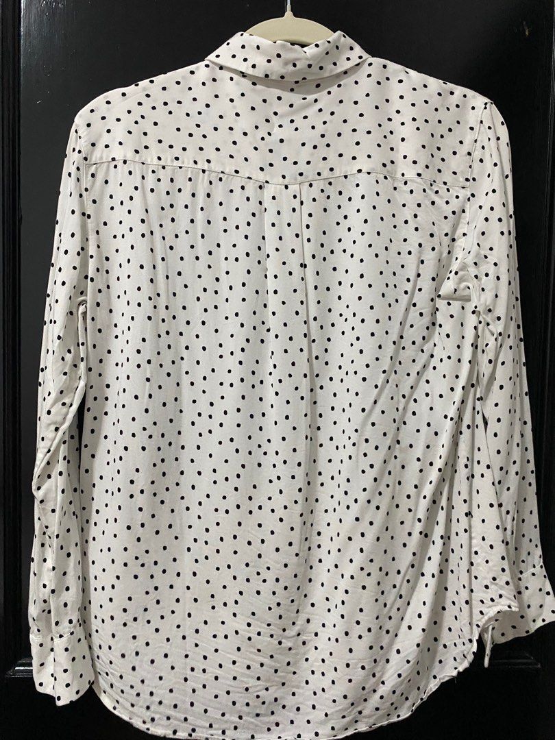 Uniqlo White Polka Dot Blouse (Category: Blouses) located in Cabuyao City. Submitted by tinld (Listing ID 1344205453, Image 2). Description: -Negotiable -Used only for less than 5 times -Fits slim sized -Too small for me na .