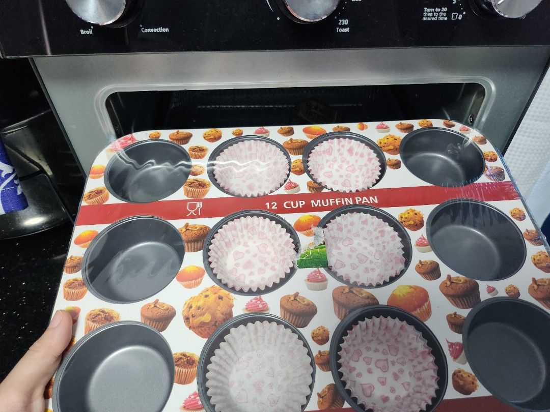 12 Cup Muffin Pan (Category: Bakeware) located in Valenzuela. Submitted by ysa_030 (Listing ID 1344272304, Image 2). Description: Brand new, with free cupcake liners, hindi ka na mahihirapang bumili. RSF: Hindi kasya sa countertop oven namin 🥲.
