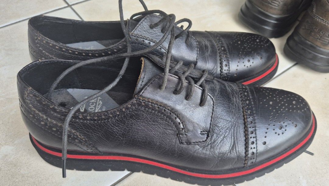 Authentic East Rock Black Shoes (Category: Casual Shoes) located in Quezon City. Submitted by project_guy (Listing ID 1344303743, Image 1). Description: Authentic East Rock Black Shoes.