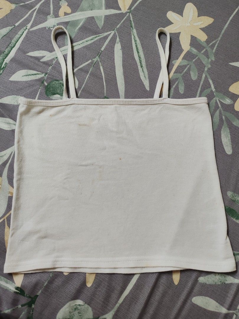 Basic Singlet (Category: Sleeveless) located in Putatan. Submitted by shamimi006 (Listing ID 1344274570, Image 1). Description: Condition used macam dalam picture Saiz S Payment online transfer sahaja Tiada meet up guna pos sahaja Tq.
