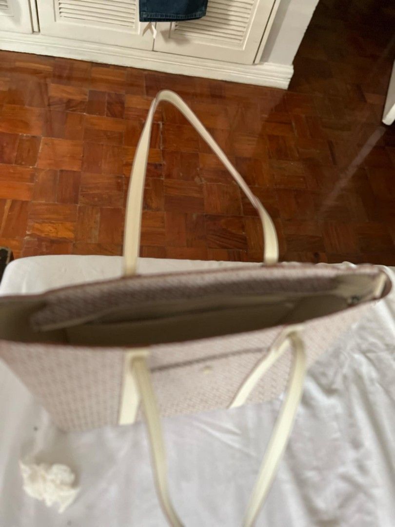 Brand new Cole Haan bag (Category: Luxury Bags & Wallets) located in Quezon City. Submitted by auibee (Listing ID 1344278967, Image 3). Description: brand new with tag Cole Haan bag from the U.S..