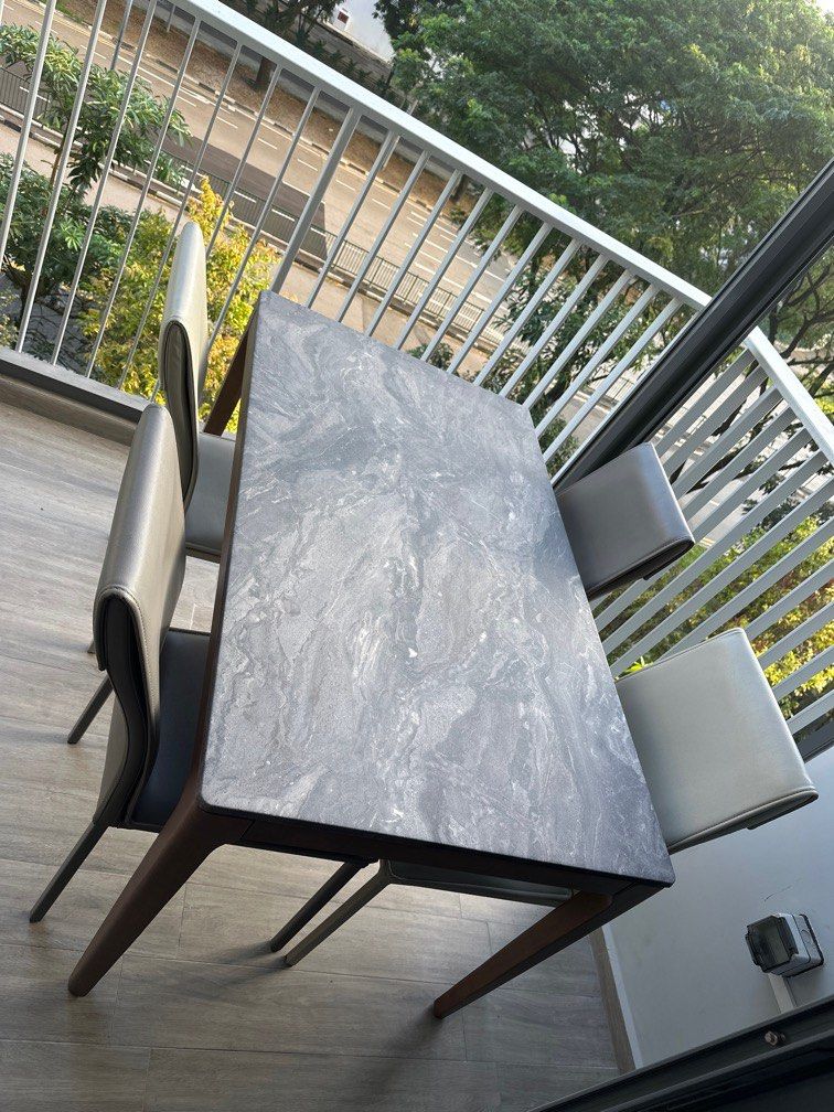 Dining set (Category: Tables & Sets) located in Singapore. Submitted by thinking_cap (Listing ID 1344244457, Image 1). Description: Length 1.35 m , width 80cm , height 76 cm.
