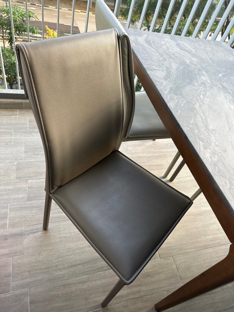 Dining set (Category: Tables & Sets) located in Singapore. Submitted by thinking_cap (Listing ID 1344244457, Image 2). Description: Length 1.35 m , width 80cm , height 76 cm.