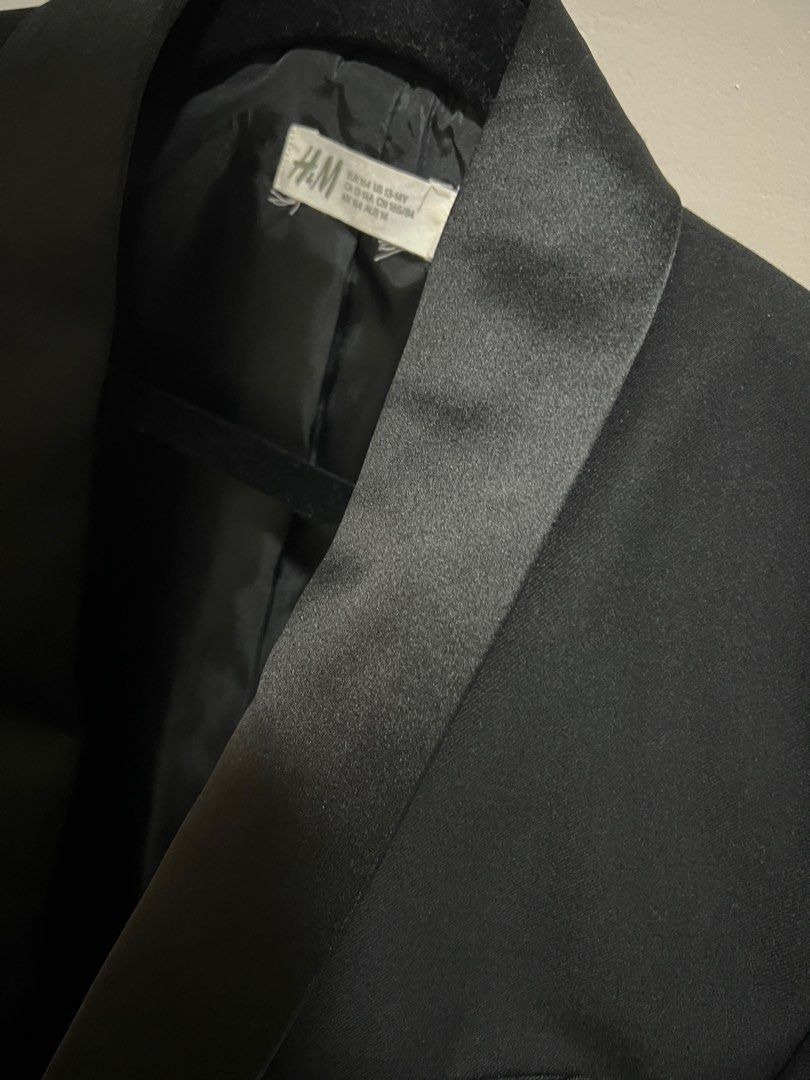 H&M Black Tuxedo / Suit (Category: Coats, Jackets and Outerwear) located in Navotas City. Submitted by rmzrt (Listing ID 1344309383, Image 2). Description: .