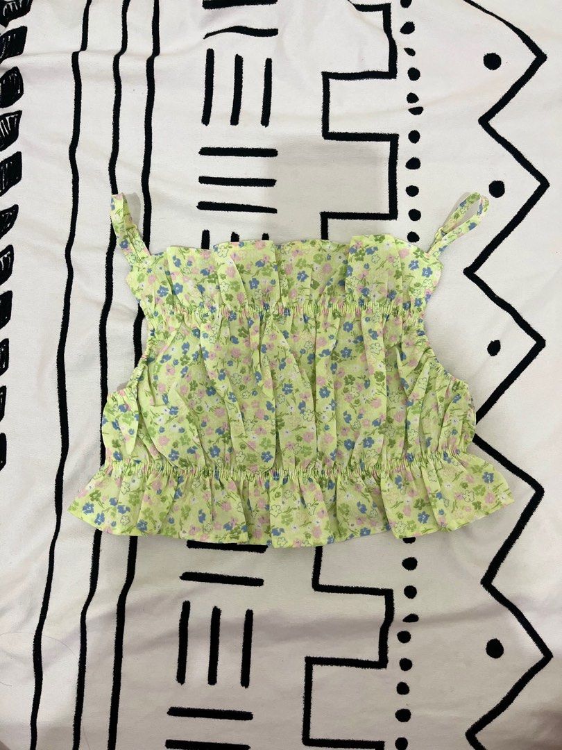 H&M flounce-trimmed summer crop top (Category: Others Tops) located in Angeles City. Submitted by leleleemon (Listing ID 1344272320, Image 1). Description: last price posted! no tag but brand new (never been worned as you can see from the garter) rfs: not my style.