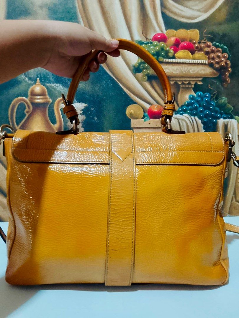 Mulberry Harriet Satchel Patent (Category: Luxury Bags & Wallets) located in Muntinlupa City. Submitted by phbudgetluxuryfinds (Listing ID 1110893069, Image 2). Description: Authentic Mulberry ✅ With signs of use Patent leather shows some little discoloration Some faint stains are visible You can have it repainted if bet ng ibang color Metal feet are complete and shiny gold 3 corners has no rubs except one corner Leather strap intact with visible