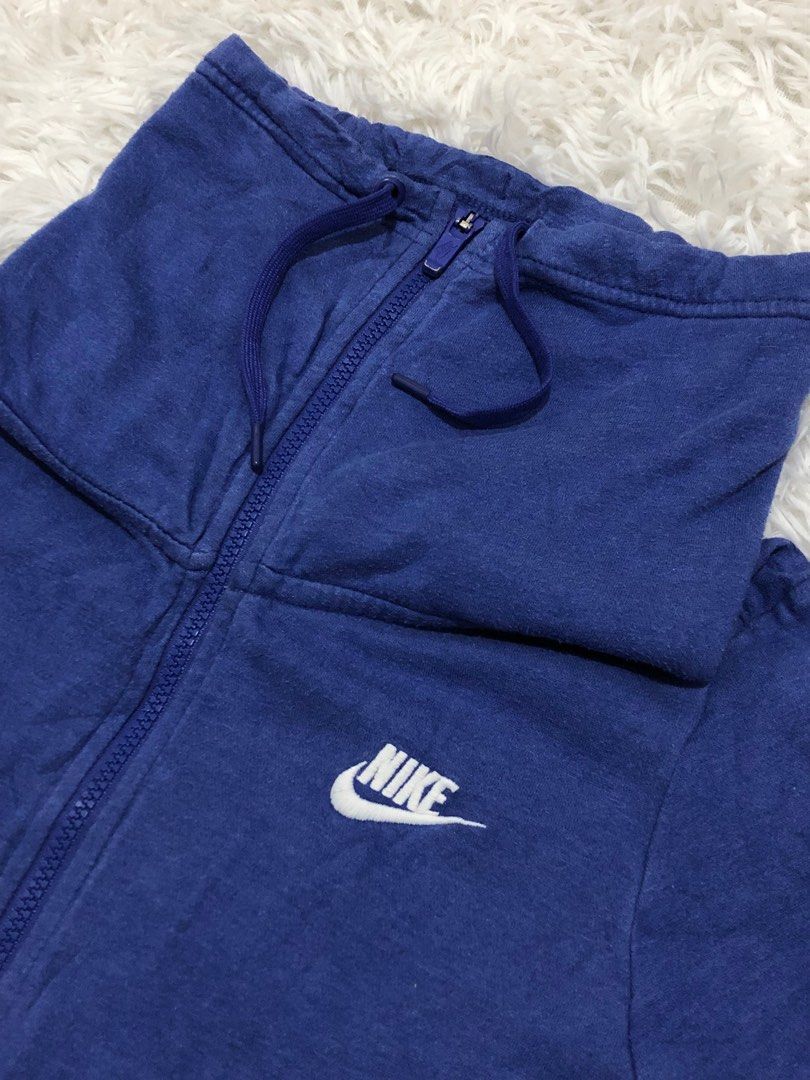 NIKE 💙 (Category: Coats, Jackets and Outerwear) located in Bulacan. Submitted by bertoo0 (Listing ID 1344328846, Image 3). Description: NIKE 💙‼️ Dimes: Width: 20 Length: 27 Excellent Condition Complete tags (Authentic/ No issue ) DM to purchase 📩 For personal use or as a gift✔️.