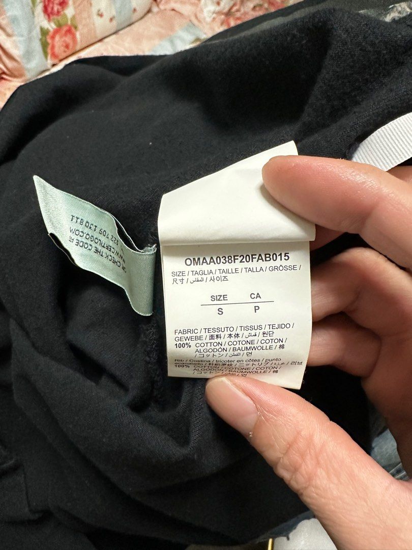 Off white （分類：T-shirt、恤衫、有領衫）位於 Hong Kong。 由 tam9988 提交（商品編號 1344412562，圖片 5）。簡介： Oversize 細碼，偏大。