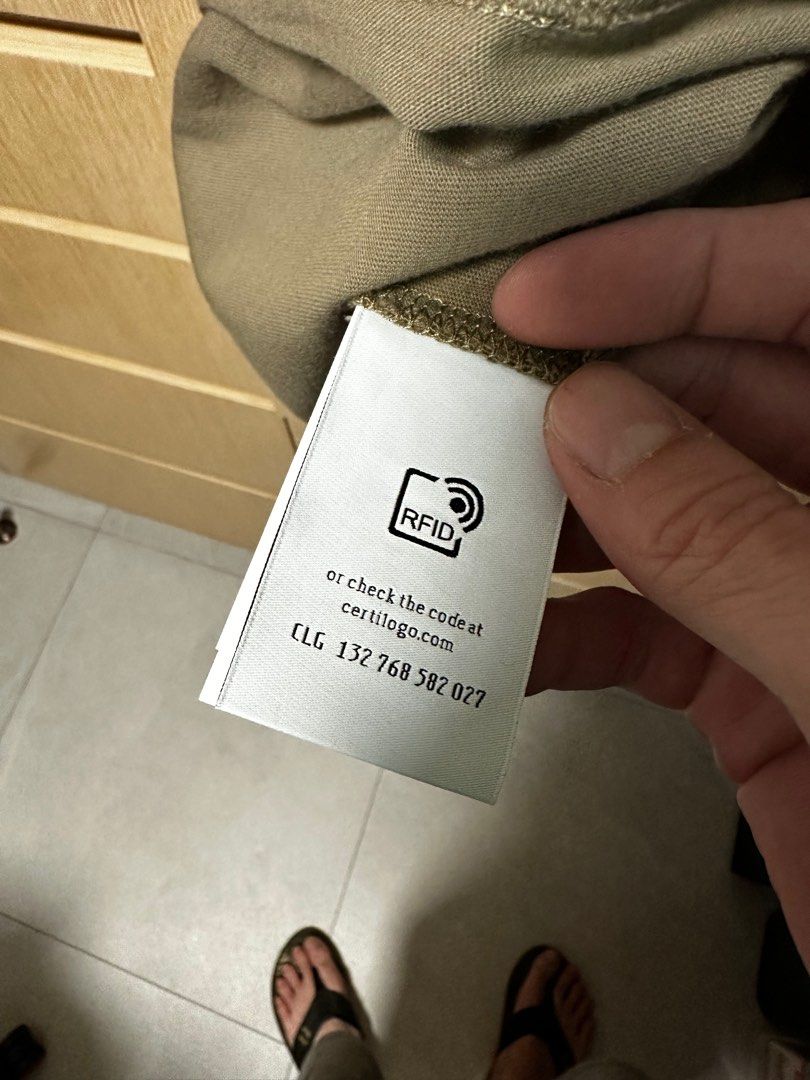 Off white （分類：T-shirt、恤衫、有領衫）位於 Hong Kong。 由 tam9988 提交（商品編號 1344413405，圖片 3）。簡介： 冇著過。