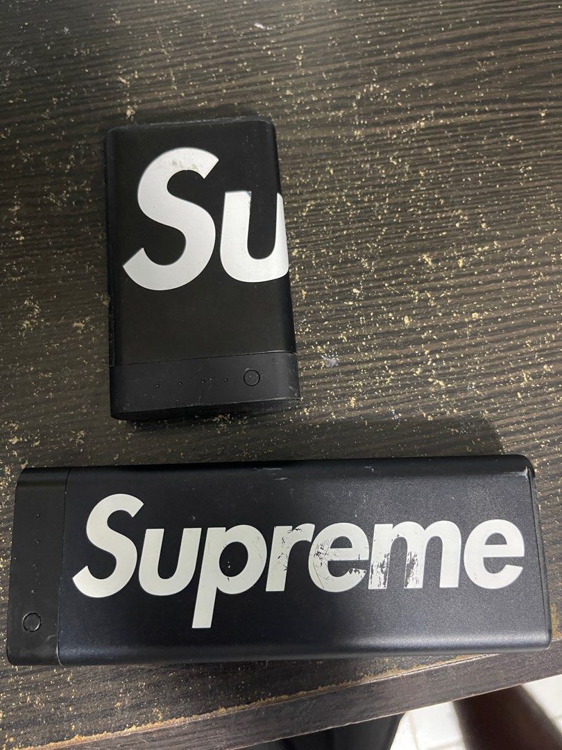 Supreme powerbank406112607101276160